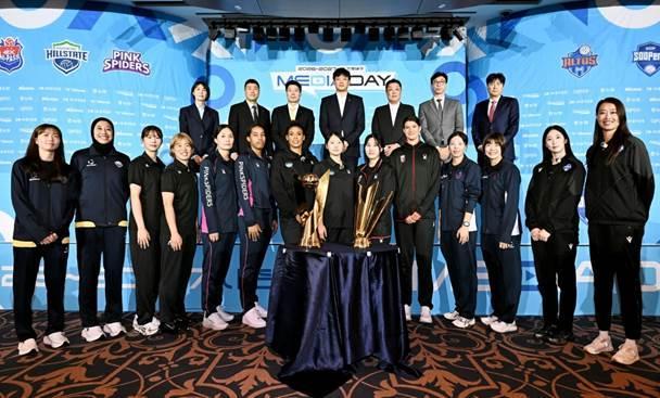 지난 7일 열린 V리그 여자부 미디어데이에 참석한 SOOP 수퍼스 김세진 감독과 고예림 이즈 쉬에 선수가 기념 사진을 찍고 있다 사진SOOP