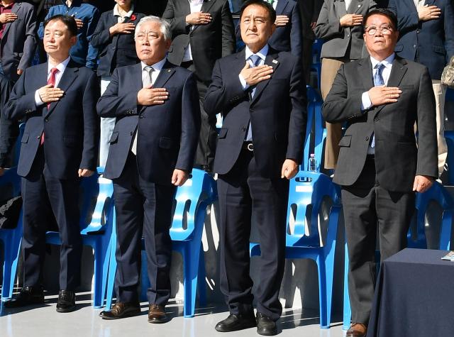 김세훈 화천군수왼쪽 세 번째와 최문순 전 군수왼쪽 첫 번째가 제42회 용화축전에서 가슴에 손을 얹고 국기에 대한 경례를 하고 있다사진화천군