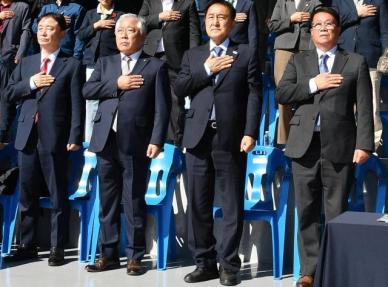 전임자에 박수 청한 김세훈 군수…화천군 용화축전에 담긴 화합
