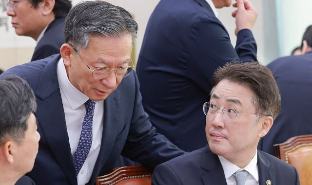 8일 국회 법제사법위원회에서 열린 법무부 대한법률구조공단 등에 대한 국정감사를 앞두고 법무부 장관을 지낸 정성호 더불어민주당 의원이 이진수 법무부 장관 직무대행과 인사하고 있다 사진연합뉴스