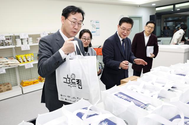 정명근 화성특례시장이 그냥드림 사업장에서 지급하는 품목들을 확인하고 있다 사진화성시