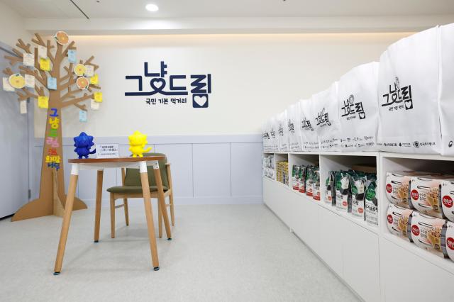 화성특례시 그냥드림 온 라운지 의 내부 모습 서연이음터‘코리요 모형’  목공 시민프로젝트 통한 ‘의자’ 등을 기부받았다 사진화성시