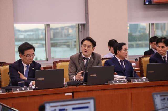 전용기 국회의원이 지난 7일 국회 국토교통위원회 국정감사에서 JTX 노선에서 동탄지선을 제외한 현대건설을 향해 추궁하는 모습 사진전용기 국회의원실 제공