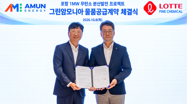 GS건설 본사 사옥에서 아문에너지 김기태 대표이사사진 왼쪽와 롯데정밀화학 황석민 상무가 그린암모니아 공급계약을 체결하고 기념사진을 촬영하고 있다 사진GS건설