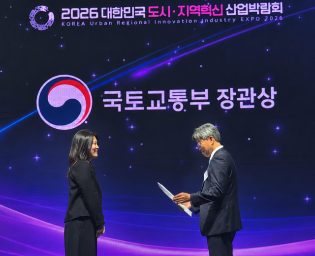 삼삼엠투 이재영 부대표왼쪽가 국토교통부장관상을 수상하고 있다 사진삼삼엠투