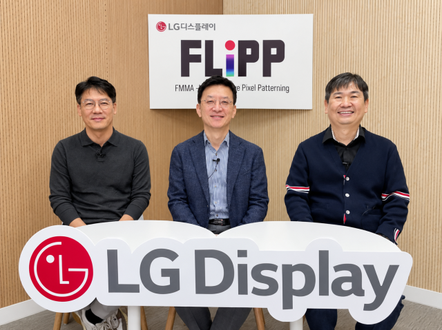 LG디스플레이 FLiPP 온라인 테크 세미나에 최영석 CTO가운데 조흥렬 상무우 김응용 전문위원좌이 참석해 FLiPP 기술 소개를 진행했다 사진LG디스플레이

