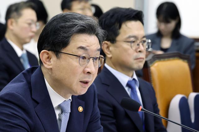 이억원 금융위원장이 8일 국회 정무위원회에서 열린 금융위원회 등에 대한 국정감사에서 위원들의 질의에 답하고 있다 사진연합뉴스