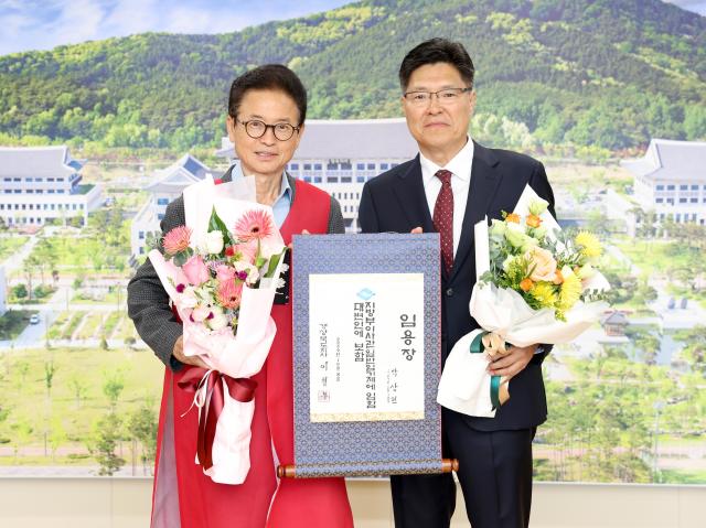이철우 경북도지사가 지난 7일 박상현 신임 경북도 대변인에게 임용장을 수여하고 있다 사진경상북도