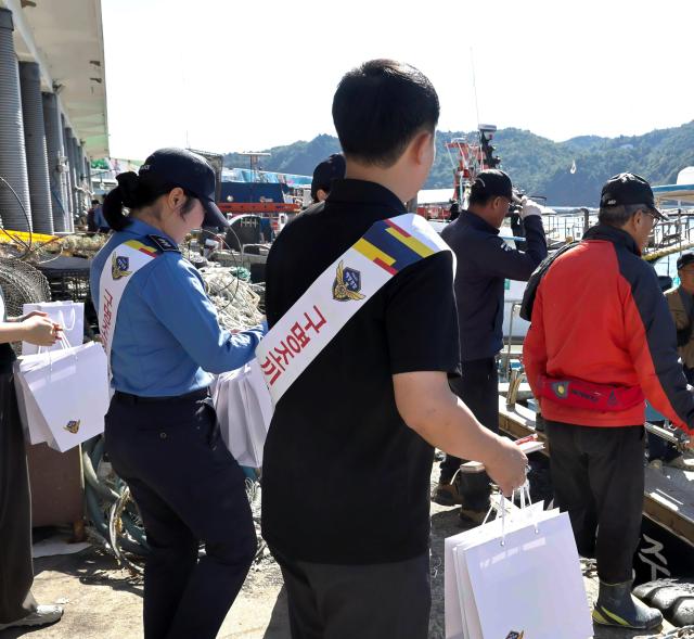 동해해경이 낚시어선 합동 안전캠페인을 진행하고 있다 사진동해해경
