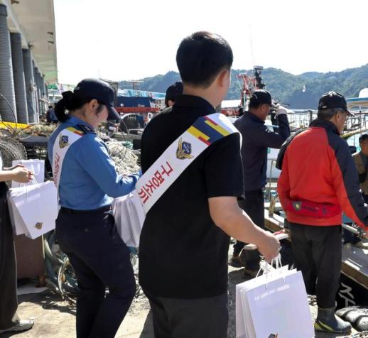 동해해경, 임원항서 낚시어선 안전캠페인…구명조끼 착용·음주운항 금지 당부
