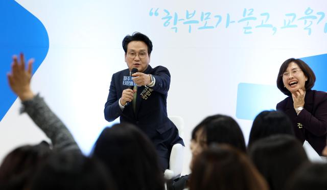 안민석 경기도교육감이 8일 오후 파주 별하람초등학교 시청각실에서 전선아 파주교육장 최종상 파주경찰서 서장 박은주 도의원 손성익 도의원  최지원 도의원 손희정 도의원 방인혜 시의원과 학부모등이 참석한 가운데 찾아가는 교육감실 타운홀미팅을 하고있다 사진경기도교육청