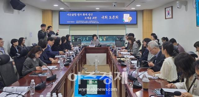 8일 오후 국회 의원회관 제7간담회실에서 열린 ‘서·논술형 평가 확대 방안 모색을 위한 국회 토론회’에선 초·중·고 교실에서 축적된 현장 실천 경험과 AI·에듀테크의 현실적 접목 방안에 대한 실효성 높은 대안들이 집중 논의됐다 사진김준환 기자 