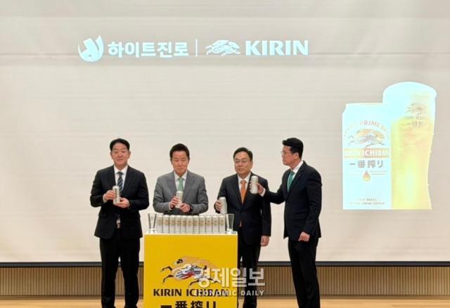 8일 경기 용인시 하이트진로 연구소에서 열린 기자 간담회에서 하이트진로 관계자들이 기념촬영을 하고 있는 모습 사진정보운 기자