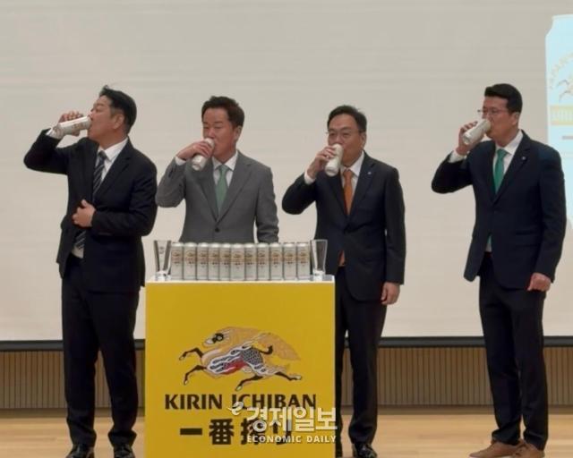 8일 경기 용인 하이트진로 연구소에서 열린 기자 간담회에서 하이트진로 관계자들이 기린 이치방 시보리 맥주를 마시는 모습 사진정보운 기자