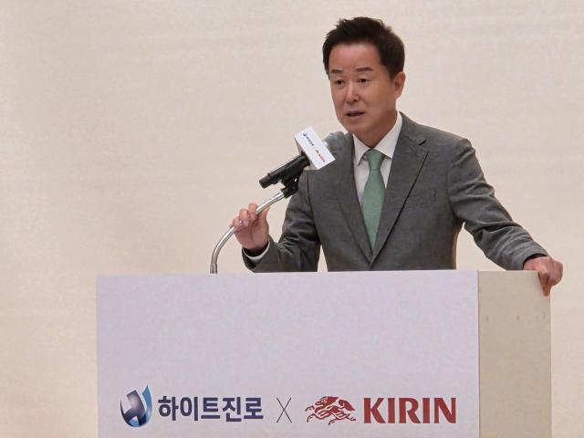 장인섭 하이트진로 대표가 8일 경기 용인 하이트진로 통합연구소에서 열린 기자간담회에서 인사말을 하고 있다 사진조재형 기자
