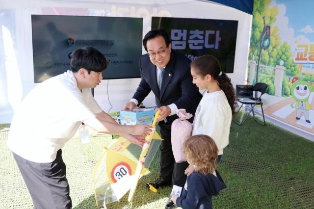 정훈 이사장왼쪽에서 두 번째이 부스를 찾은 부모와 어린이에게 교통안전 체험교육에 대해 설명하고 있다 사진학교안전공제중앙회