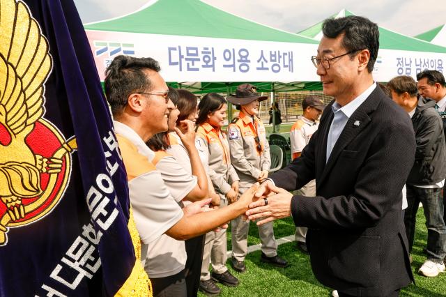 정명근 화성특례시장이 다문화 의용소방대원과 악수하며 격려하고 있다 사진화성시