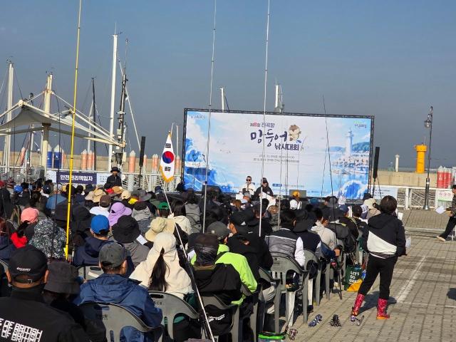‘제8회 전곡항 망둥어 낚시대회’ 참가자들이 전곡항 행사장에 모여 대회 참가를 준비하고 있다 사진화성시