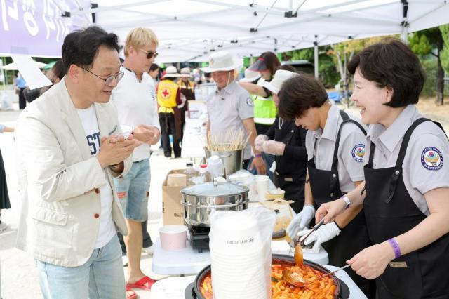 민경선 시장이 2026년 대화동 가와지 주민축제를 둘러보고있다 사진고양시