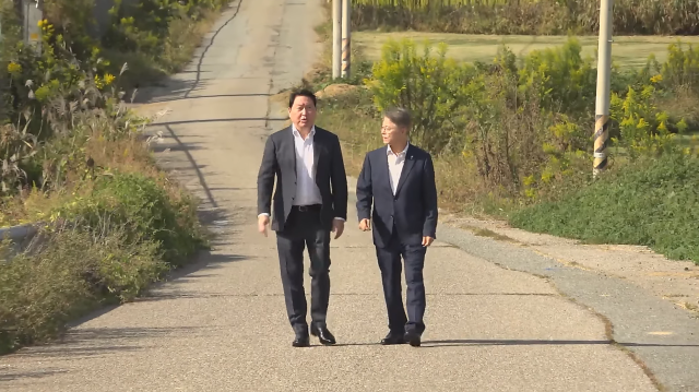 SK chief Chey visits Gwangju site, eyes faster fab build
