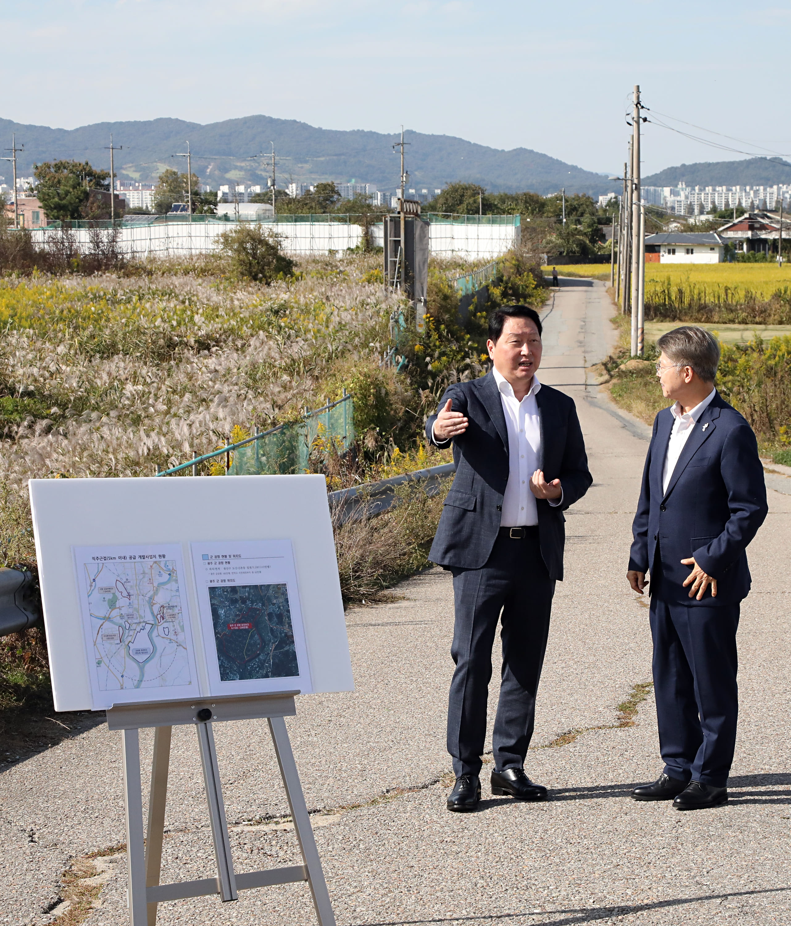 SK chief Chey visits Gwangju site, eyes faster fab build