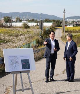 SK chief Chey visits Gwangju site, eyes faster fab build