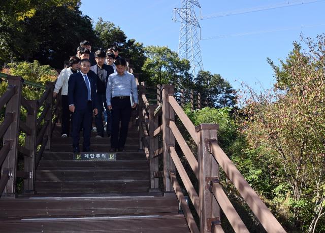 정성주 김제시장앞줄 왼쪽이 선암 자연휴양림 2단계 대상 부지를 찾아 현장점검을 펼치고 있다사진김제시