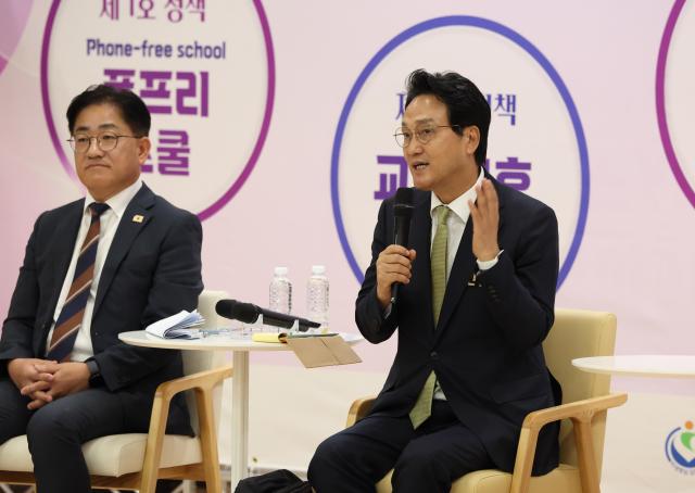 안민석 경기도교육감이 8일 오후 경기도김포교육지원청에서 이기형 군포시장 권성규 김포교육장 도의원 시의원 학부모등이 참석한 가운데 찾아가는 교육감실 타운홀미팅을 하고있다 사진경기도교육청