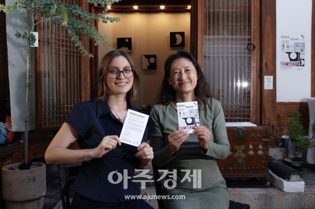 프랑스 출신 큐레이터 Juliette Renard왼쪽와 진현재 관장 Olivia Choi가 Faces to Faces 포스터를 들고 포즈를 취하고 있다 20261009 사진유대길 기자 dbeorlf123ajunewscom