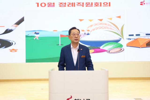 명현관 해남군수가 지난 6일 열린 10월 정례직원회의에서 농어촌기본소득 시범사업 참여를 위한 철저한 준비와 전남광주통합특별시 내 인구소멸지역 전체로의 확대 필요성에 대해 설명하고 있다 해남군은 내년도 정부 시범사업 공모에 대비해 조례 제정과 재원 확보 등 사전 준비에 나서고 있다사진해남군