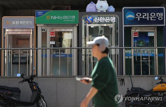 Các ngân hàng bị tấn công mạng trên diện rộng

Seoul  Yonhap  Hình ảnh chụp các máy ATM của nhiều ngân hàng được lắp đặt tại Seoul ngày 410