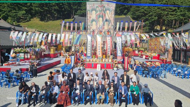 삼화사수륙대재에 외교 사절단이 참석하고 있다 사진박종을 독자 제공