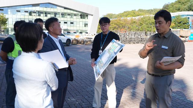 김왕규 양구군수가 지난 8일 체육·지역경제 분야 주요 사업장을 방문해 추진 상황과 향후 계획을 점검하고 있다사진양구군