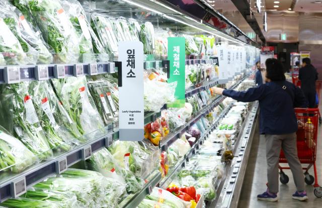 首尔一家大型超市销售的蔬菜产品【图片来源 韩联社】