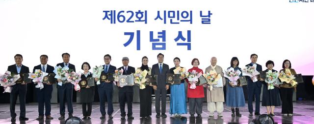 박찬대 인천광역시장이 10일 인천대공원에서 열린 제62회 시민의 날 기념식에서 시민상을 수여하고 있다 사진인천시