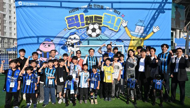 박찬대 인천광역시장이 9일 인천축구전용경기장에서 열린 민선 9기 취임 100일 시민 참여 캠페인 픽 앤드 킥에서 로봇축구게임 참가자들과 기념촬영을 하고 있다 사진인천시