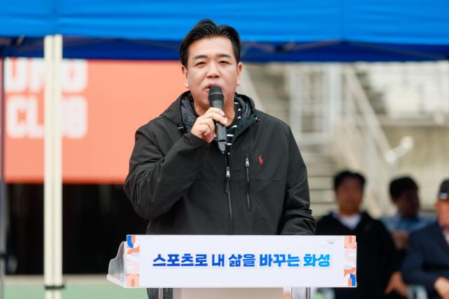 이계철 의장이 대회사를 하고 있다 사진화성시의회