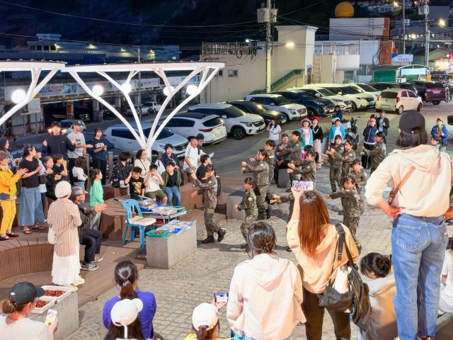울릉도 어린이독도의용수비대원들이 10일 저동항 일원에서 플래시몹 공연을 선보이는 가운데 관광객과 주민들이 박수를 보내고 있다 사진안경호 기자