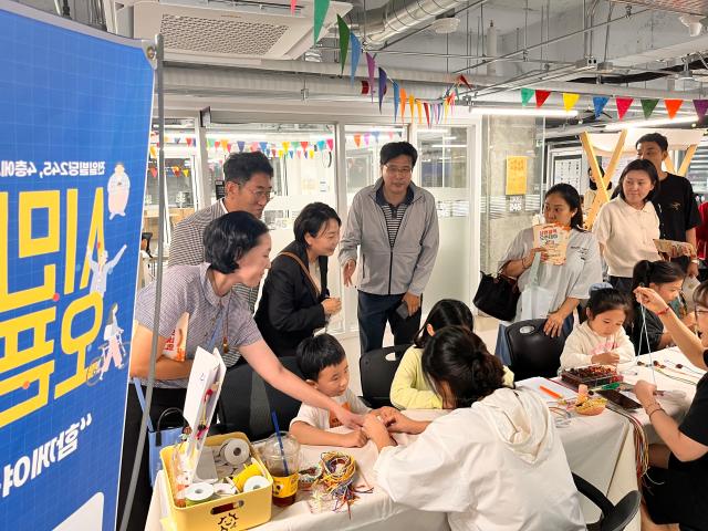 윤난실 전남광주통합특별시 시민주권부시장이 지난 10일 광주 동구 전일빌딩245에서 열린 ‘시민공익 오픈데이’ 행사장을 찾아 시민들의 공익활동 체험 현장을 살펴보고 있다 윤 부시장은 이날 시민사회 관계자들을 격려하고 지역사회 발전과 시민 참여 확대를 위한 의견을 나눴다사진전남광주통합특별시