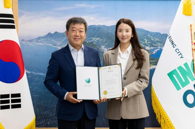 남한권 울릉군수왼쪽가 작가 겸 유튜버 오세진 씨에게 울릉군 홍보대사 위촉장을 전달한 뒤 기념 촬영을 하고 있다 사진울릉군