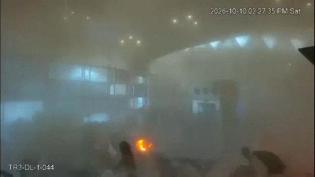 지난 10일현지시간 사우디아라비아 리야드의 킹칼리드 국제공항에서 공격이 발생한 순간 연기와 화염이 치솟고 있다 사진로이터·연합뉴스