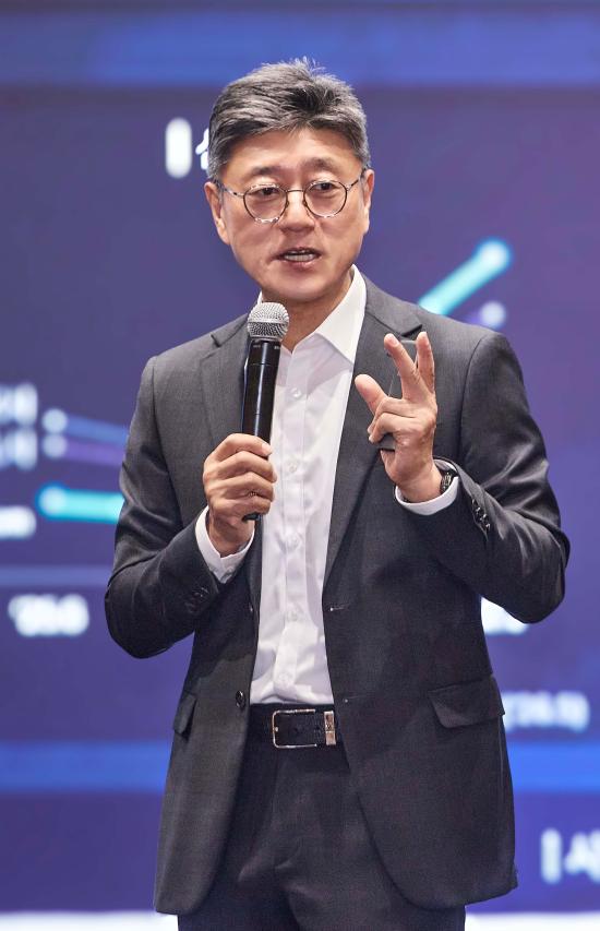 SK텔레콤 정재헌 CEO가 8일 SKT타워에서 구성원 대상 타운홀을 열고 통신과 AI를 하나의 목표로 연결하는 ‘SKT 성장 기어SKT Growth Gear 전략’을 발표했다사진SKT