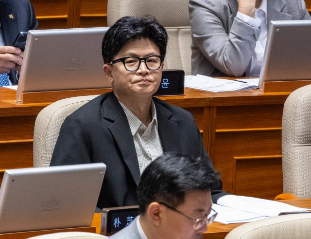 국회 본회의 참석한 한동훈 의원
    서울연합뉴스 황광모 기자  무소속 한동훈 의원이 1일 국회에서 열린 제439회정기회 10차 전체 회의에 참석해 있다 2026101