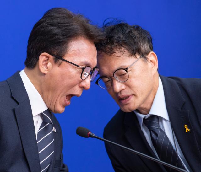 박주민 의원과 대화하는 김민석 대표
    서울연합뉴스 황광모 기자  더불어민주당 김민석 대표왼쪽가 20일 국회에서 열린 개헌추진단 출범 기자간담회에 참석해 추진단 수석부단장인 박주민 의원과 대화하고 있다 2026920