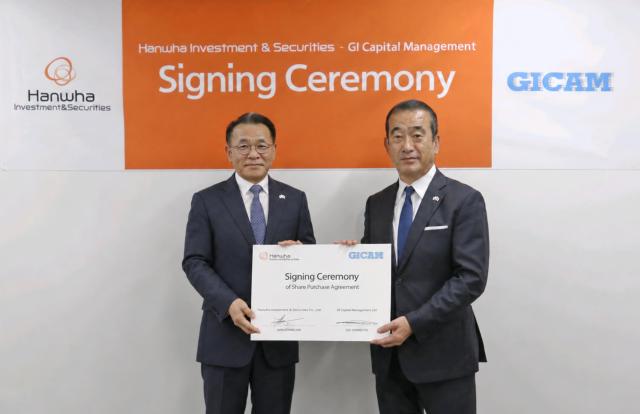 한화투자증권 장병호 대표이사왼쪽와 GI캐피털매니지먼트 Chang-Ho James Lee CEO오른쪽가 계약 체결 후 기념촬영을 하고 있다 사진한화투자증권