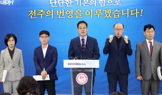 조지훈 전주시장가운데이 12일 취임 100일 기자회견에서 발언을 하고 있다사진전주시