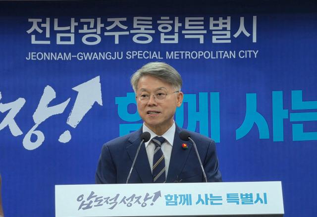 민형배 전남광주통합특별시장이 12일 오전 옛 전남도청인 무안청사 브리핑룸에서 기자회견을 열고 무안청사 상시 집무 시작을 선언하고 있다 민 시장은 서남권 의료 공백 해소와 군공항 이전 무안국제공항 활성화 등 지역 현안을 직접 챙기겠다고 밝혔다사진김옥현 기자