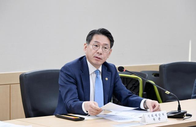 조용범 기획예산처 차관이 12일 오전 서울 종로구 정부서울청사에서 열린 대한민국 2045 전략수립위원회 집행위원회 회의를 주재 모두발언을 하고 있다 사진기획예산처