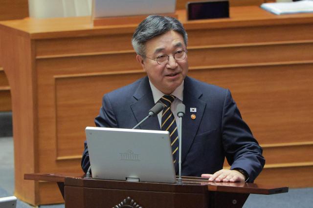 윤호중 행정안전부 장관이 지난달 14일 오후 서울 여의도 국회에서 열린 정기국회 제8차 본회의 교육·사회·문화 분야 대정부질문에서 최민희 더불어민주당 의원의 질의에 답하고 있다 사진유대길 기자 dbeorlf123ajunewscom