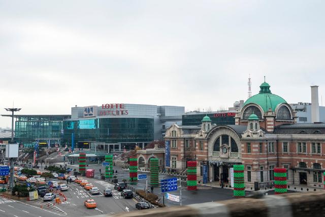 The photo shows the new and old architectures of the Seoul Station Courtesy of National Museum of Korean Contemporary History